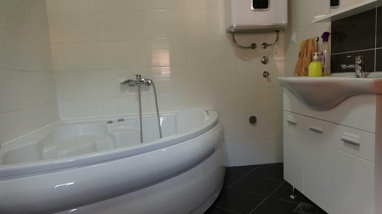 Apartmani Mia Vuksanovic เซทินเจ ภายนอก รูปภาพ
