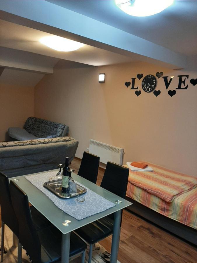 Apartmani Mia Vuksanovic เซทินเจ ภายนอก รูปภาพ